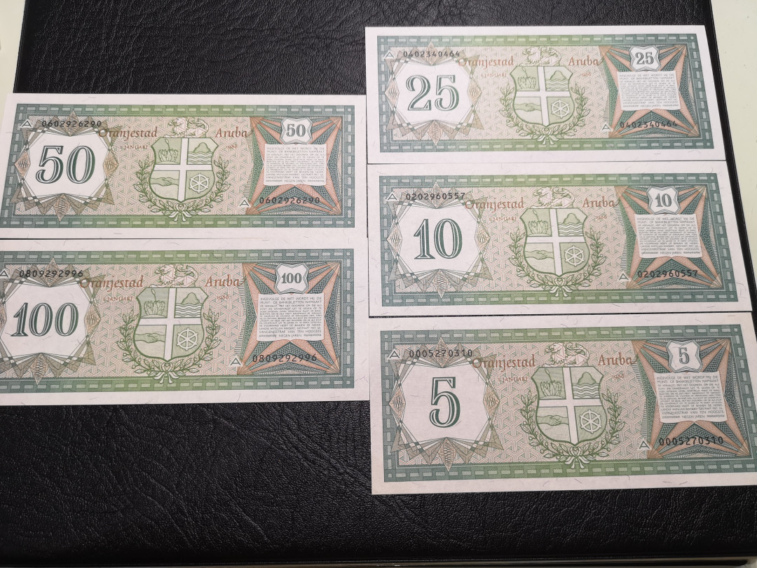 《外钞收藏家》第一百一十七期拍卖 1986年阿鲁巴五张一套 全新UNC