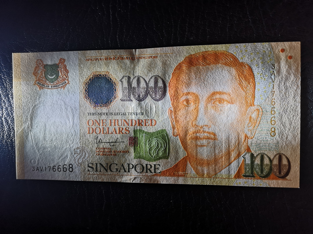 《外钞收藏家》第一百一十七期拍卖 新加坡人像版100  全新UNC 靓号