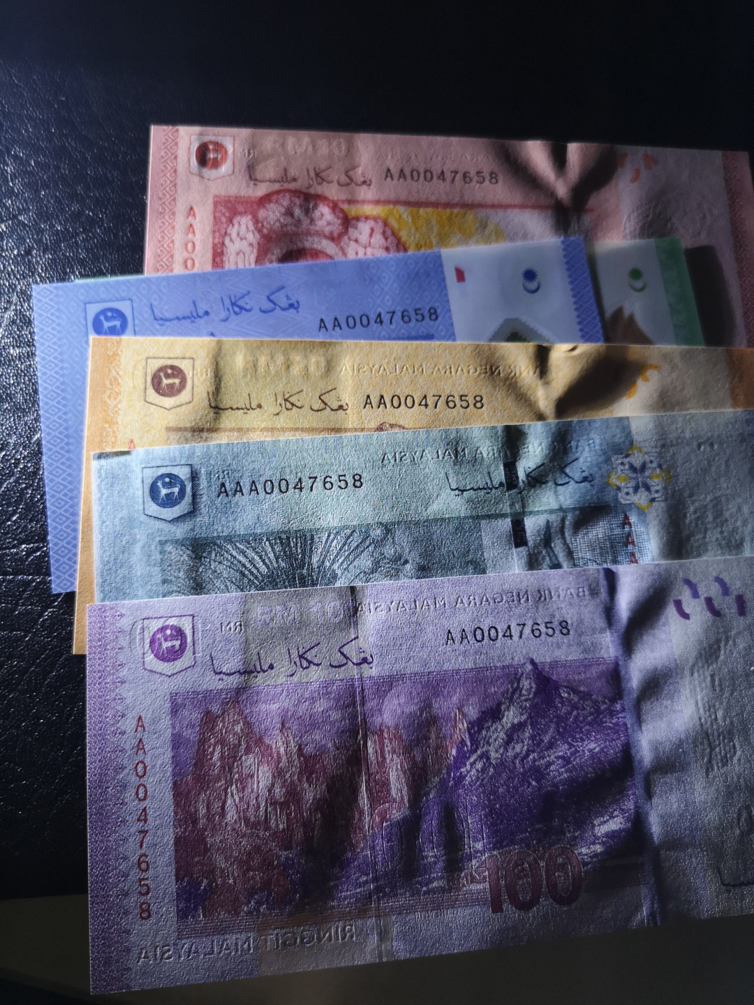 《外钞收藏家》第一百一十七期拍卖 马来西亚一套AA冠 全同号 千位号 全新UNC