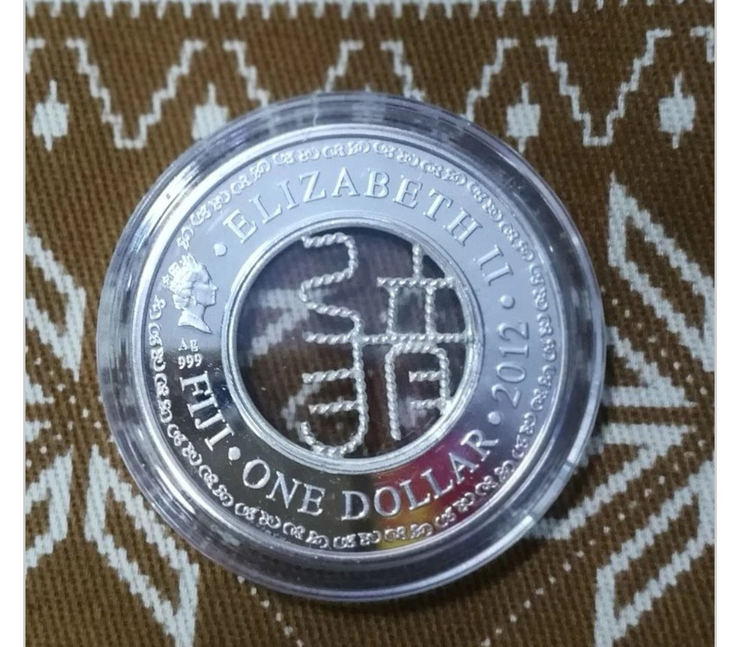 马甸外币专卖微拍第五十六期，外国金银币专场，陆续上新，欢迎关注 2012年斐济掐丝工艺缕空龙银币，重20.5克，999银，品相如图 ，盒证齐全 