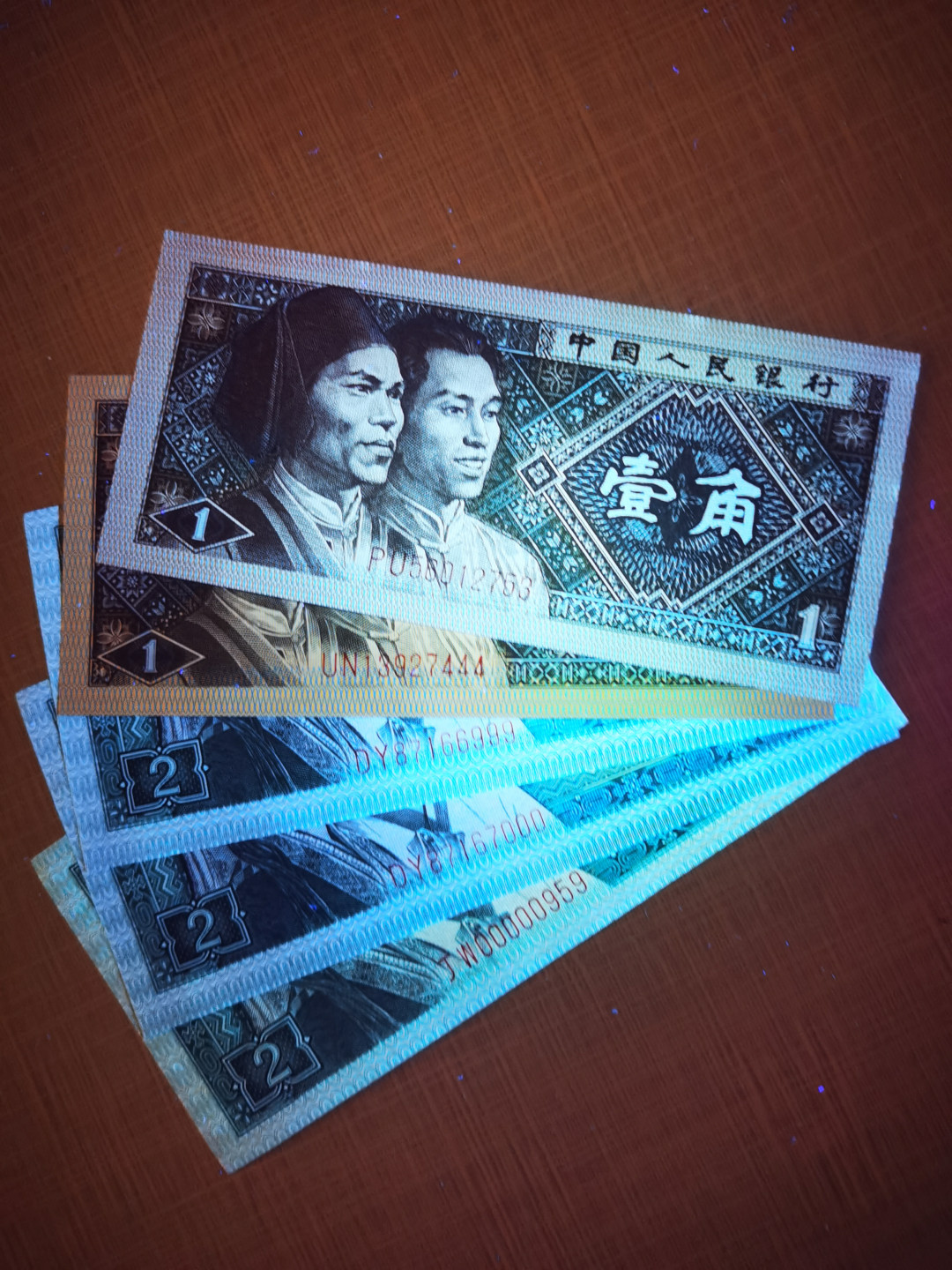 千家情思，老金团拍！精品大杂烩！都是退市品种！有单张！有散连！有钱坤评级，有裸币！大都是搬家整理出来的压箱底货，每拍都有图，再漏不托价！旨在打造最纯净的拍场！喜欢别错过！捡漏来千家 8001，8002五张，号码品相如图！UN冠豹子号荧光特殊！正黄背绿（超强绿星星）！jw是老虎头