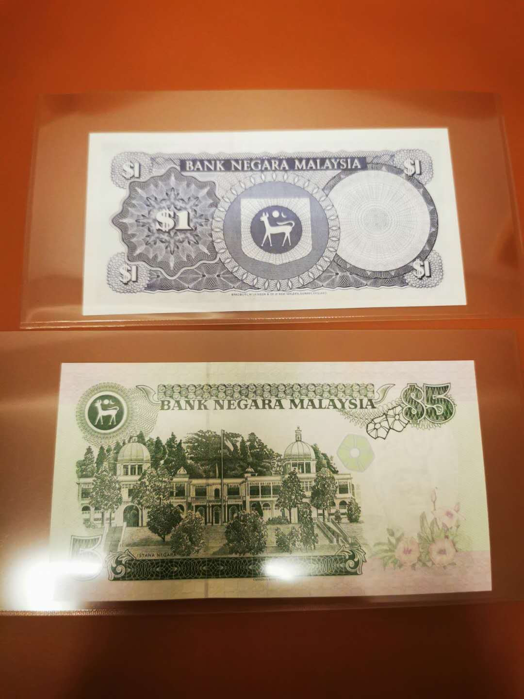 【鲸贝乐淘★自动结拍】千字文·第“渠荷的历，园莽抽条”号拍卖，两拍包邮 【马来西亚🇲🇾 】1.5卢比各一张，全新全品UNC ，1元豹子号555，5元荧光下略有潮斑