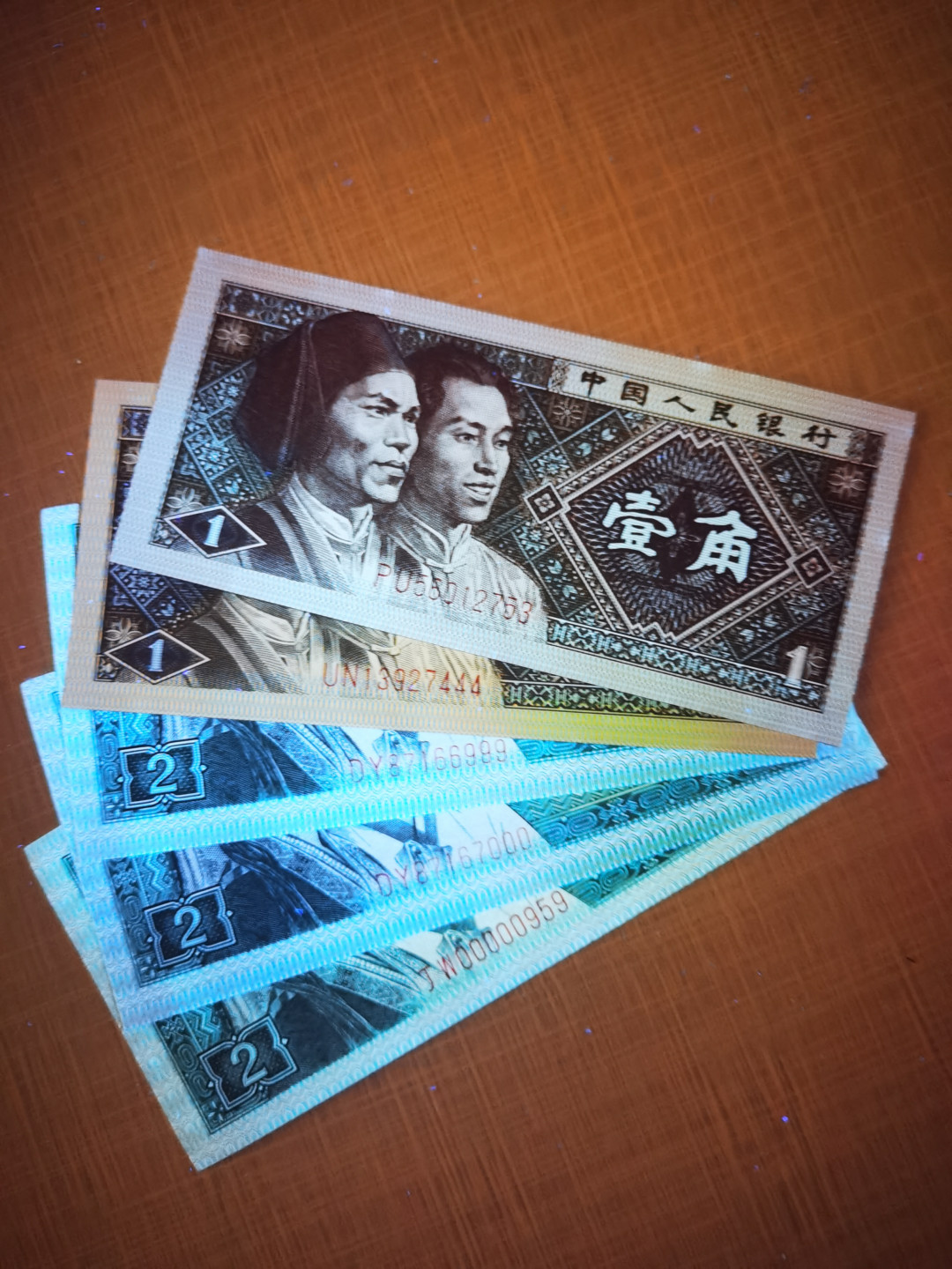 千家情思，老金团拍！精品大杂烩！都是退市品种！有单张！有散连！有钱坤评级，有裸币！大都是搬家整理出来的压箱底货，每拍都有图，再漏不托价！旨在打造最纯净的拍场！喜欢别错过！捡漏来千家 8001，8002五张，号码品相如图！UN冠豹子号荧光特殊！正黄背绿（超强绿星星）！jw是老虎头