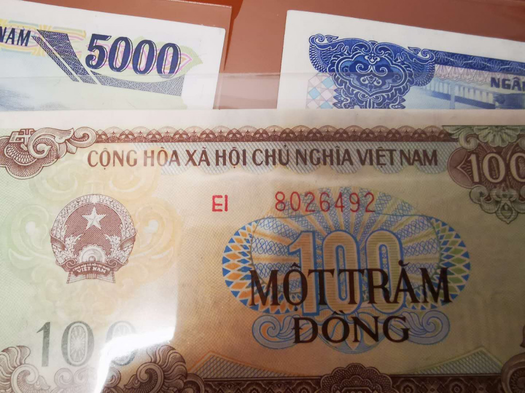 【鲸贝乐淘★自动结拍】千字文·第“渠荷的历，园莽抽条”号拍卖，两拍包邮 【越南🇻🇳 】4张，1991年大字号码100盾UNC ，5000盾UNC和20000盾AUNC 早期双面雕刻版，1993年10000盾UNC 