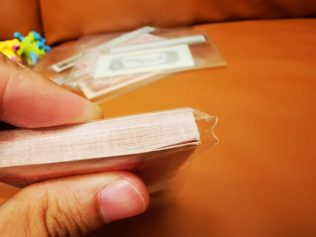 【鲸贝乐淘★自动结拍】千字文·第“渠荷的历，园莽抽条”号拍卖，两拍包邮 【中国代印★尼泊尔】全新全品整刀5卢比，品相如图，前几张角折其他UNC 