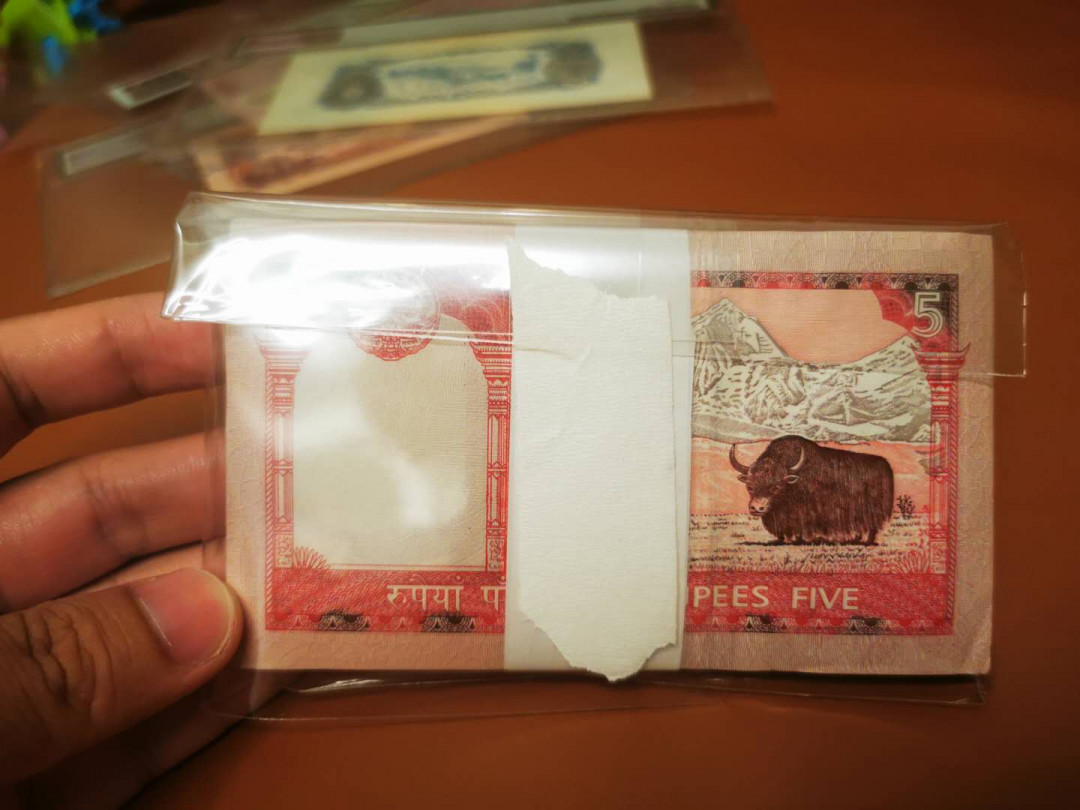 【鲸贝乐淘★自动结拍】千字文·第“渠荷的历，园莽抽条”号拍卖，两拍包邮 【中国代印★尼泊尔】全新全品整刀5卢比，品相如图，前几张角折其他UNC 