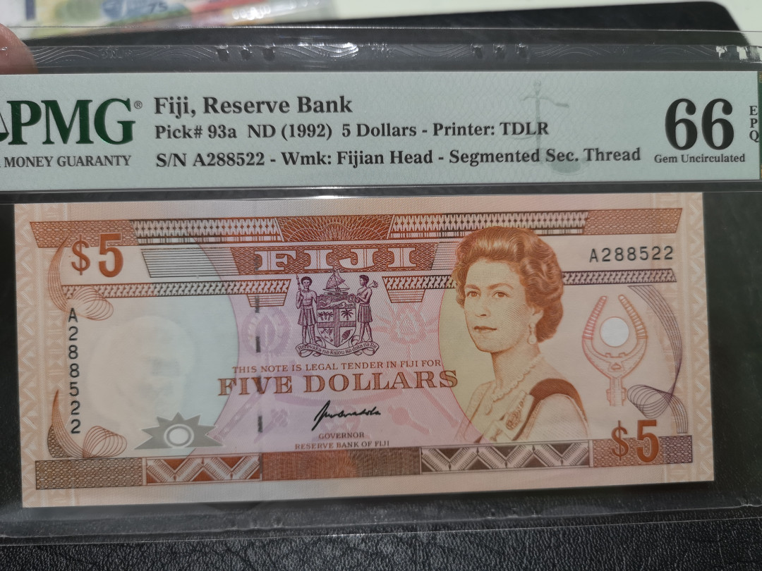 《外钞收藏家》第一百一十八期拍卖 1992年斐济5刀 A冠 PMG66 靓号