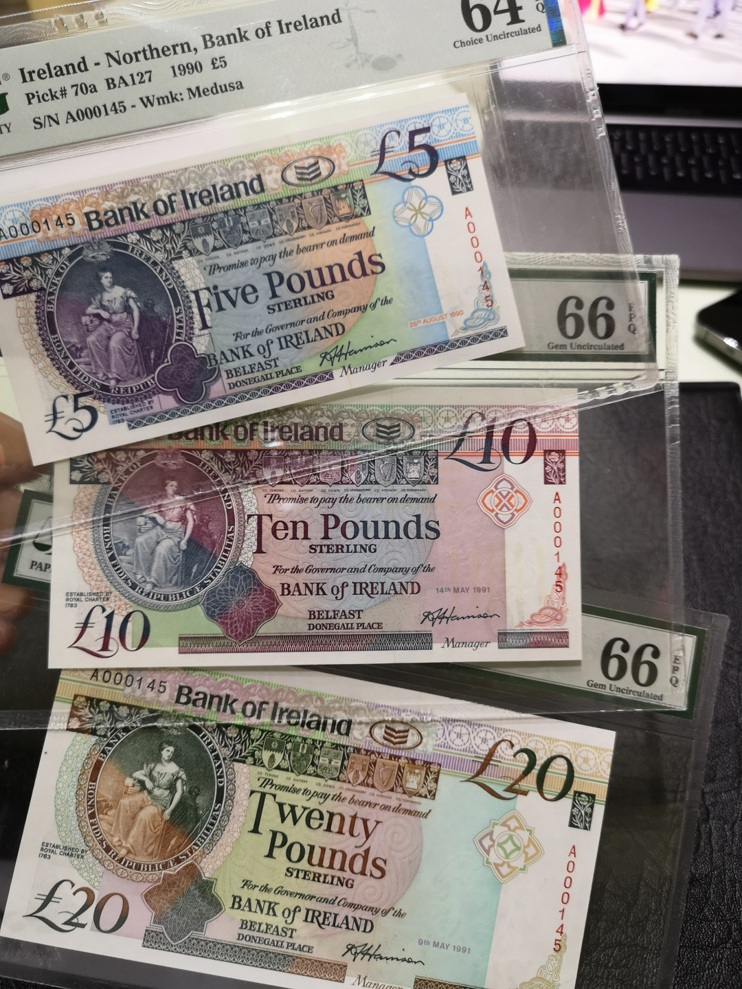 《外钞收藏家》第一百一十八期拍卖 1990-91年 北爱尔兰 145百位号 全同号三张 号码如图