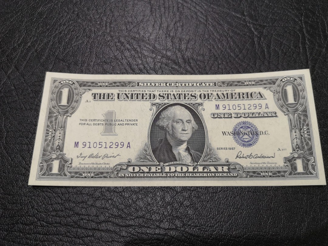 《外钞收藏家》第一百一十八期拍卖 1957年美国1美元 蓝库印 全新UNC