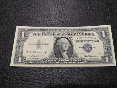 《外钞收藏家》第一百一十八期拍卖 - 1957年美国1美元 蓝库印 全新UNC