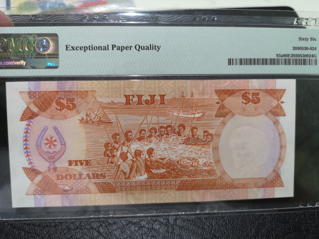 《外钞收藏家》第一百一十八期拍卖 1992年斐济5刀 A冠 PMG66 靓号