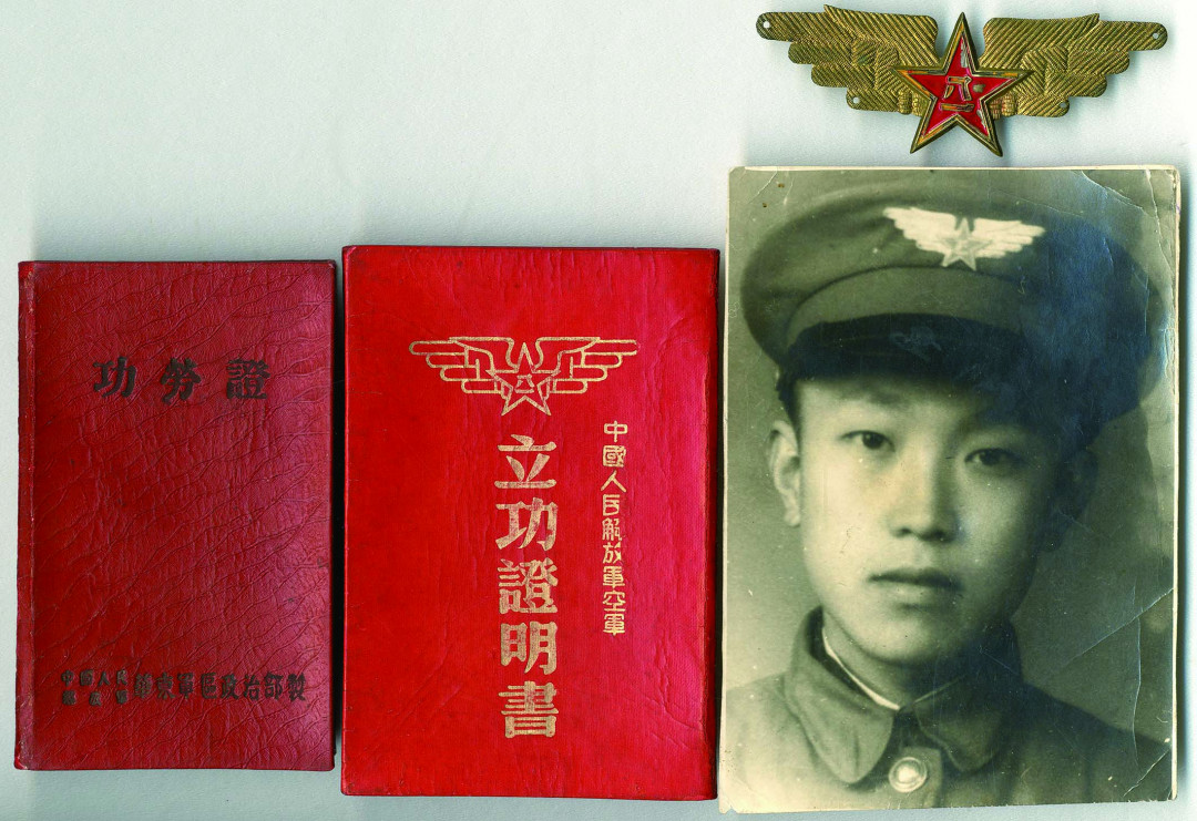 【线上线下同步拍】华宇2021夏拍----纸杂文献专场 中国人民解放军空军同一人立功章一套。尺寸：12*8cm、11*6.6cm、8.7*2.5cm。