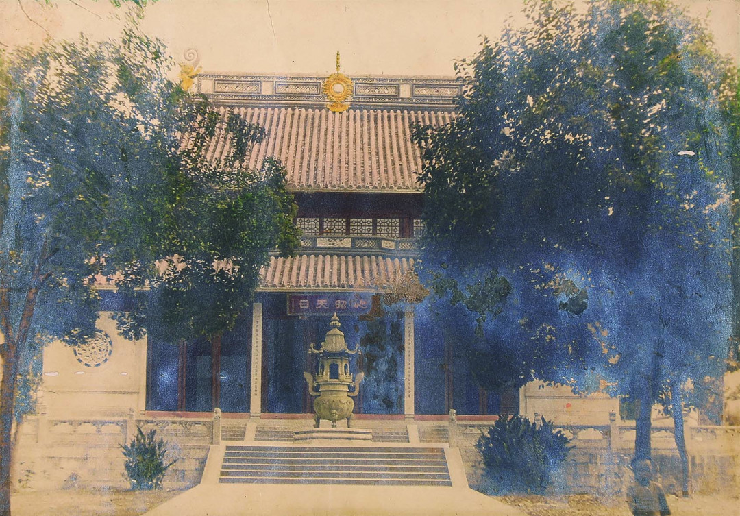 【线上线下同步拍】华宇2021夏拍----纸杂文献专场 清末时期，杭州岳飞庙大尺寸彩色照片两张，手工上色。尺寸：57×36.4cm×2张。