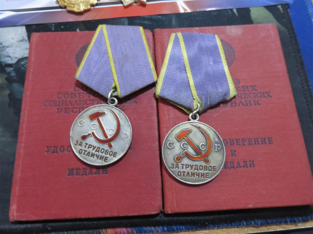 苏联勋章拍卖八月第一期 3.23.1瓦西里的苏联勋章套章之双劳动优秀带证件