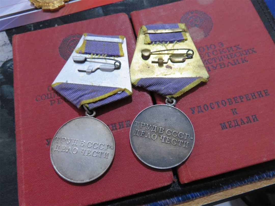 苏联勋章拍卖八月第一期 3.23.1瓦西里的苏联勋章套章之双劳动优秀带证件