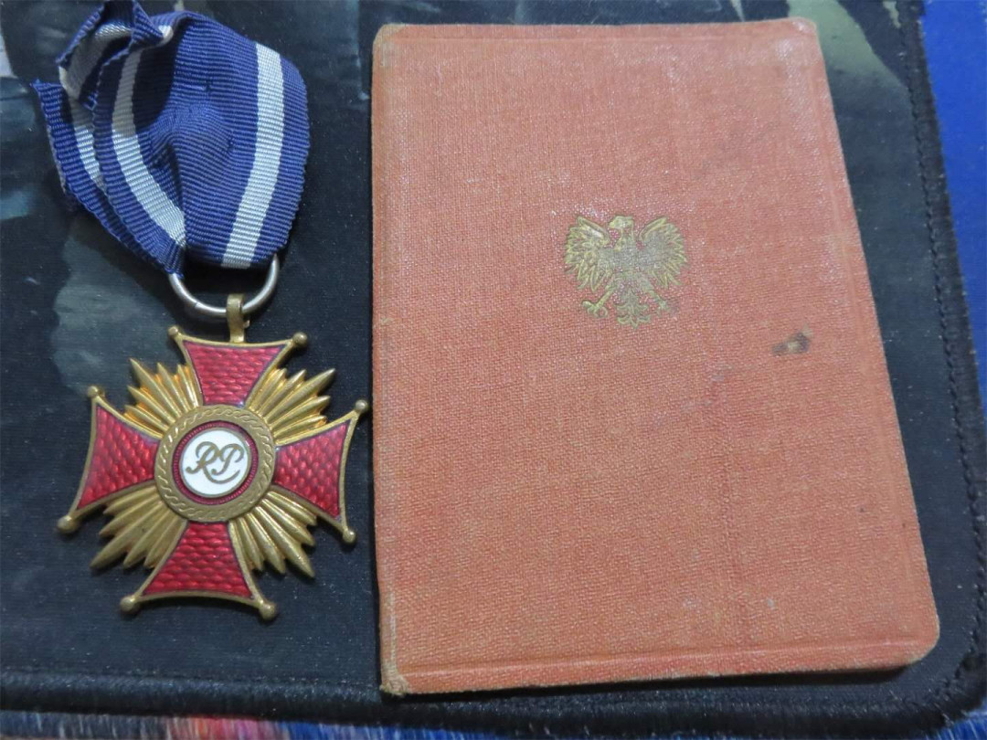 苏联勋章拍卖八月第一期 3.1瓦西里的苏联勋章套章之波兰勋章