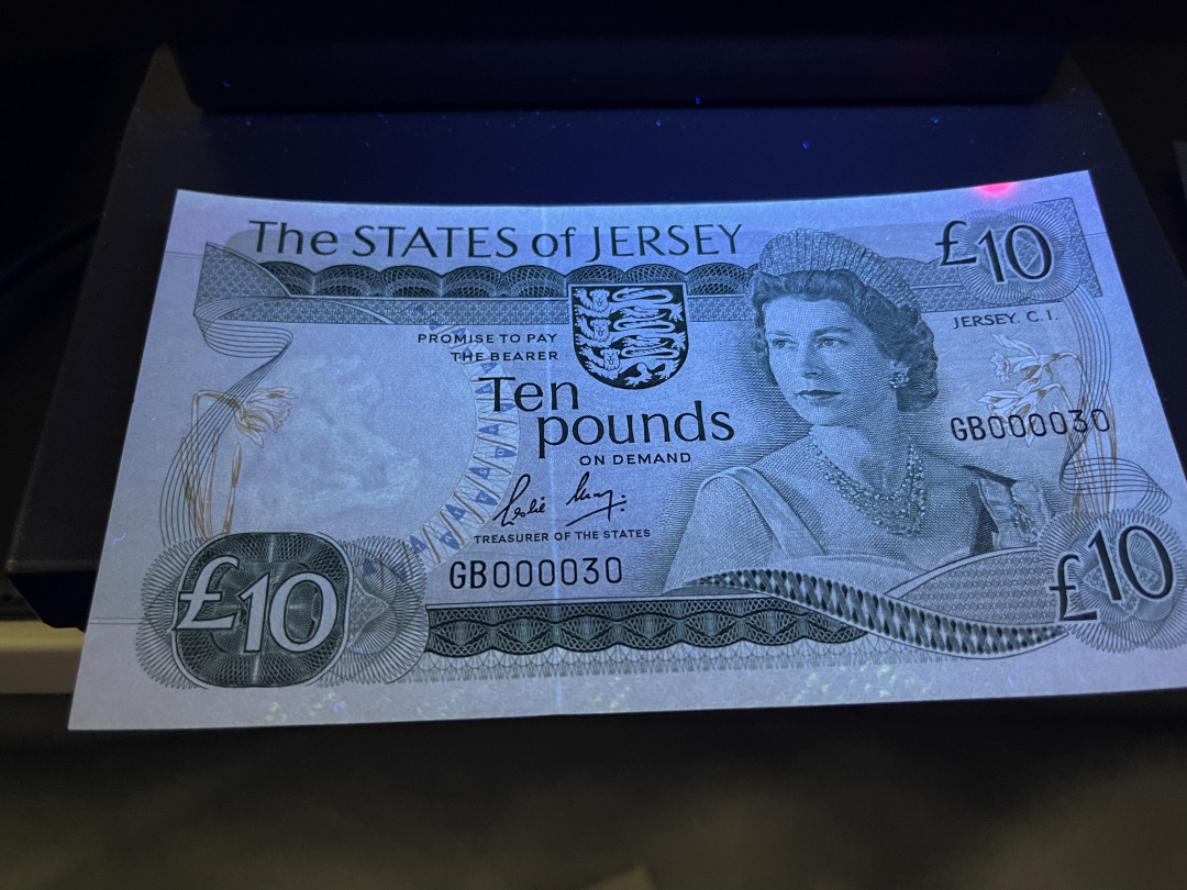 《外钞收藏家》第一百一十九期拍卖（本期106件拍品） 泽西10镑 近全新 精致小钞 轻微潮癍 30号