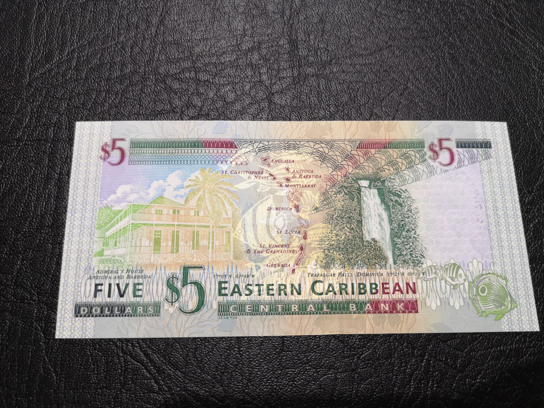 《外钞收藏家》第一百一十九期拍卖（本期106件拍品） 2010年东加勒比20、10、5 三张 小套 全新UNC