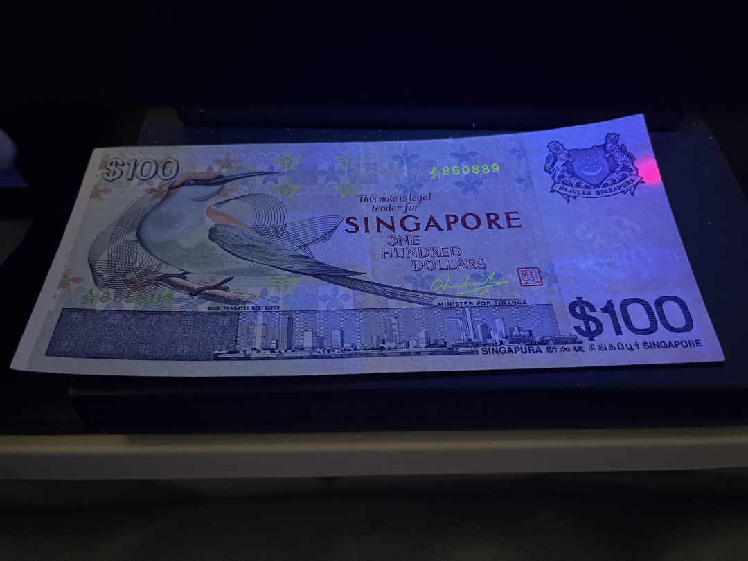 《外钞收藏家》第一百一十九期拍卖（本期106件拍品） 新加坡鸟版100元 VF品相 折有点多不够AU 纸张质感还不错