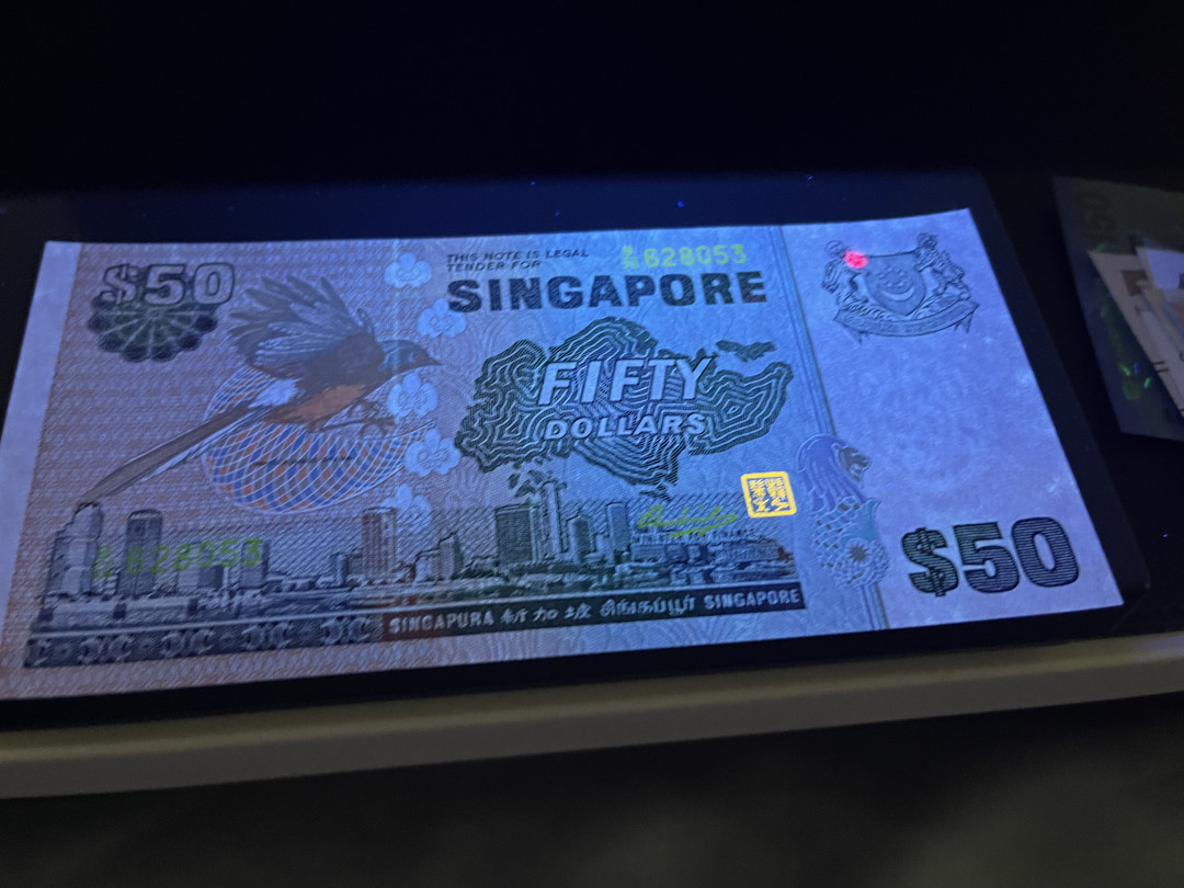 《外钞收藏家》第一百一十九期拍卖（本期106件拍品） 新加坡鸟版50元 近全新 边上有点潮癍