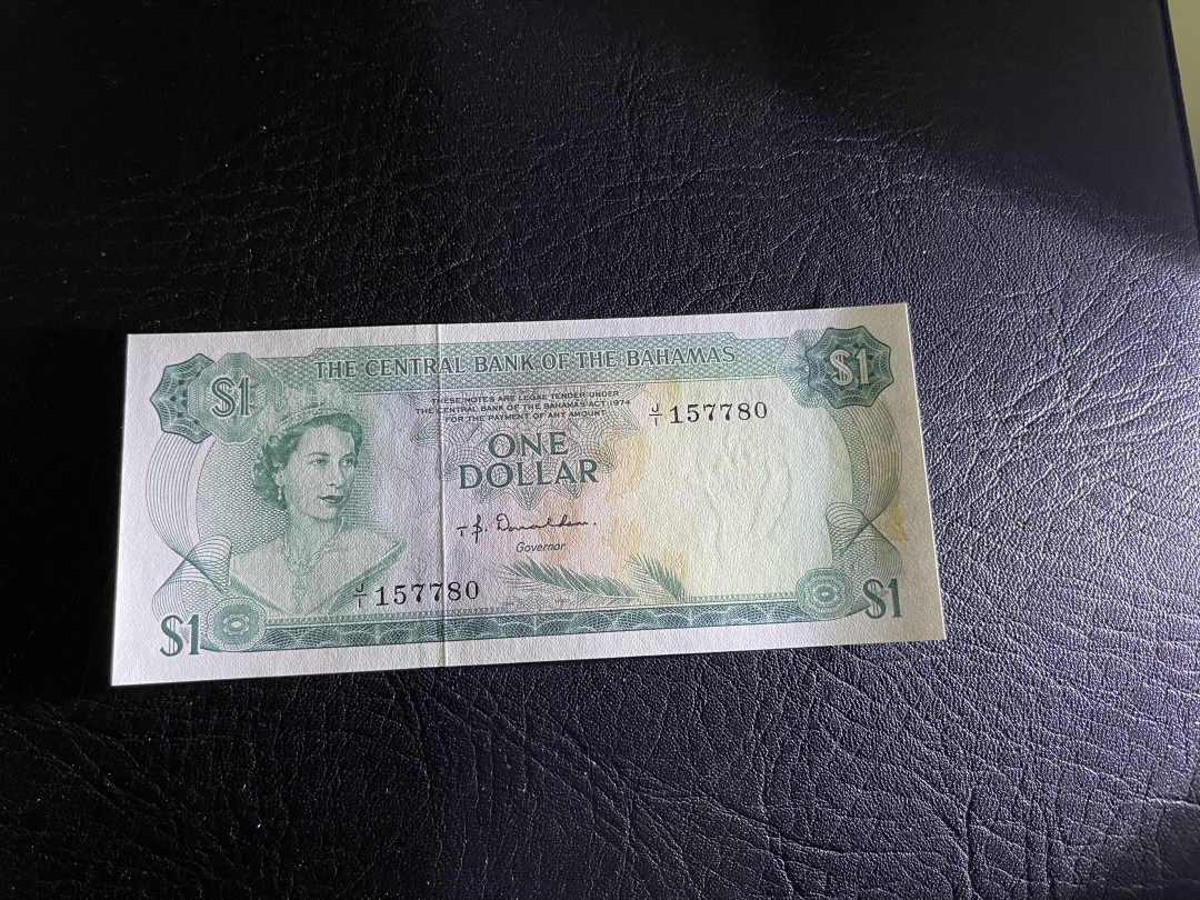 《外钞收藏家》第一百一十九期拍卖（本期106件拍品） 1974年巴哈马1 彩背 全新UNC