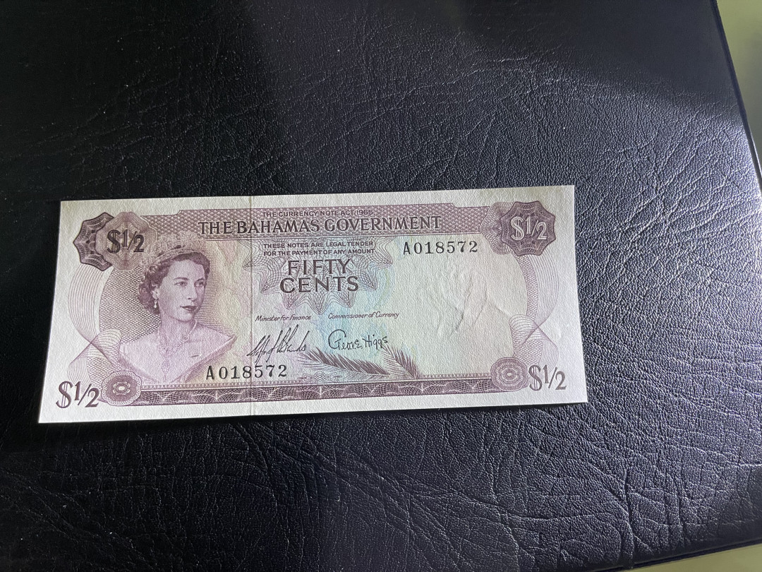 《外钞收藏家》第一百一十九期拍卖（本期106件拍品） 1965年巴哈马1/2 彩背 A冠 全新UNC