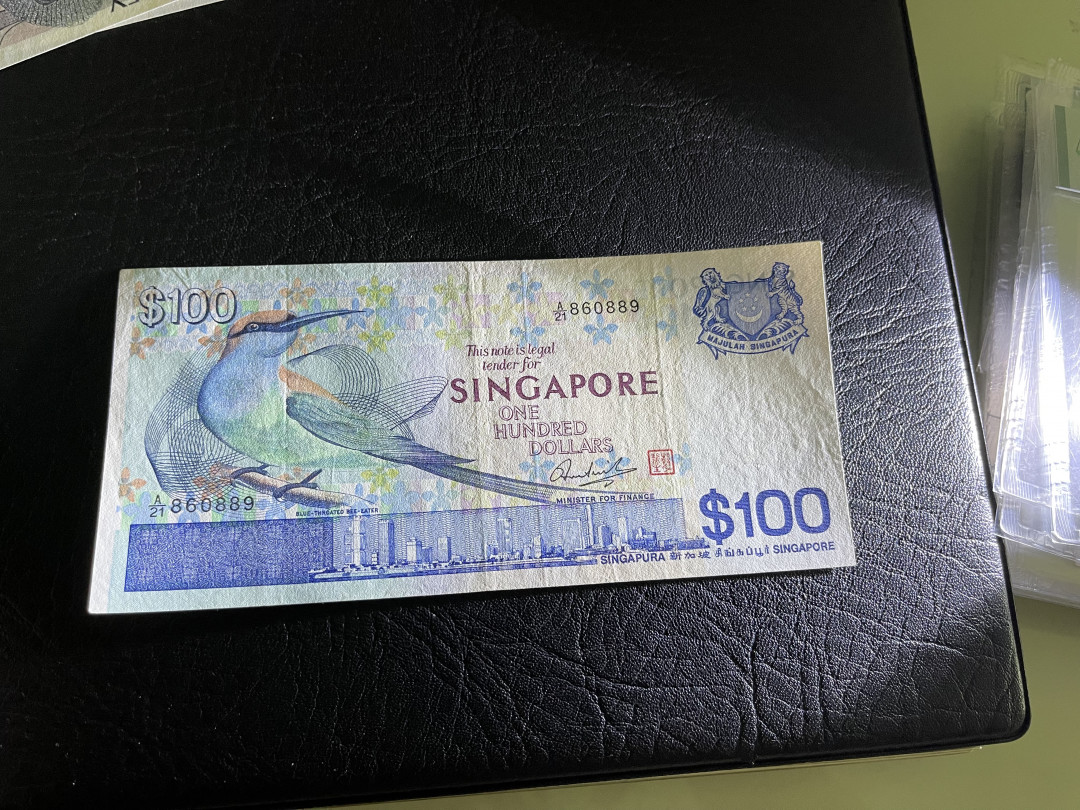 《外钞收藏家》第一百一十九期拍卖（本期106件拍品） 新加坡鸟版100元 VF品相 折有点多不够AU 纸张质感还不错