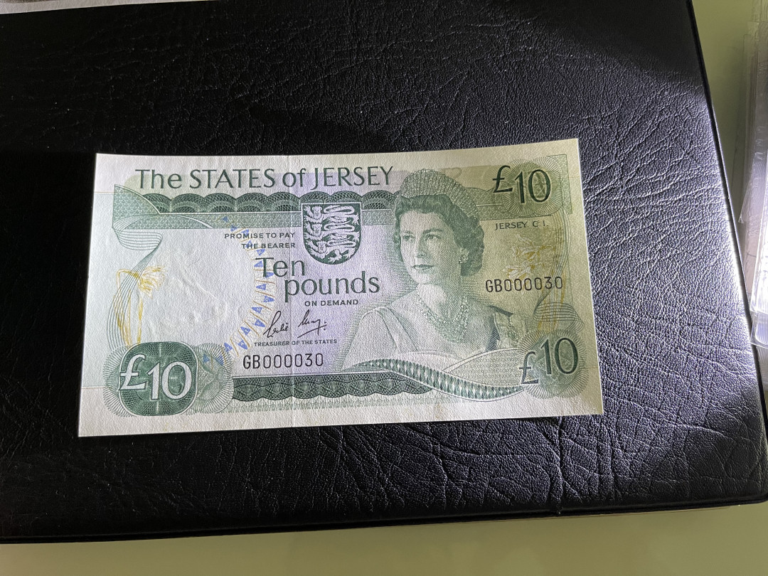 《外钞收藏家》第一百一十九期拍卖（本期106件拍品） 泽西10镑 近全新 精致小钞 轻微潮癍 30号