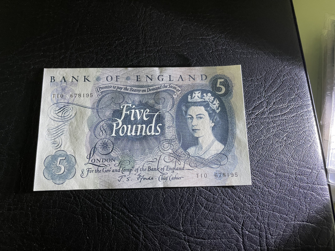 《外钞收藏家》第一百一十九期拍卖（本期106件拍品） 英国C序列5镑 全新UNC 