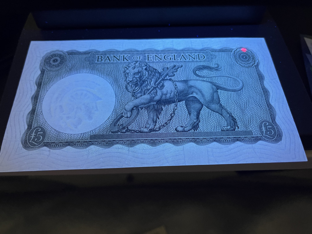 《外钞收藏家》第一百一十九期拍卖（本期106件拍品） 英国B序列5镑 全新UNC  空心