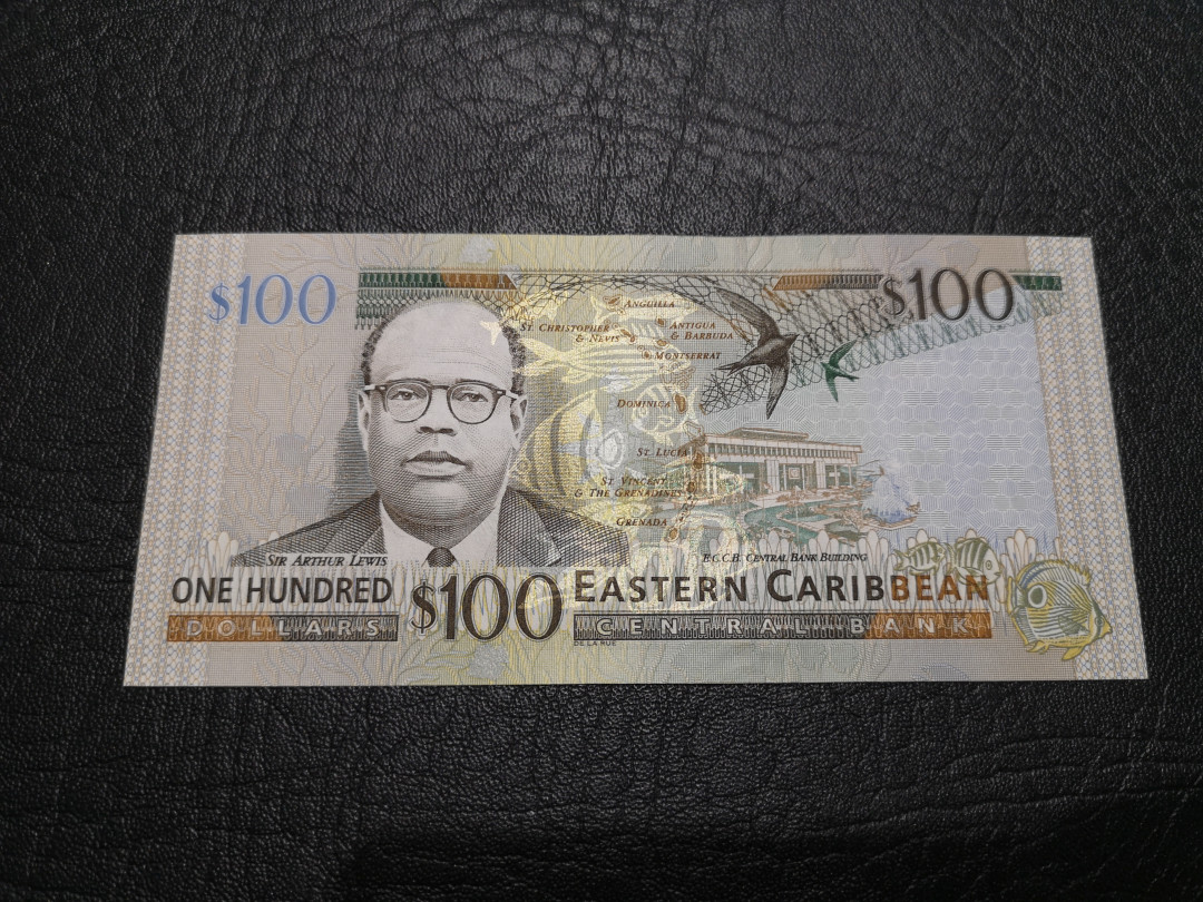 《外钞收藏家》第一百一十九期拍卖（本期106件拍品） 2010年东加勒比100 全新UNC