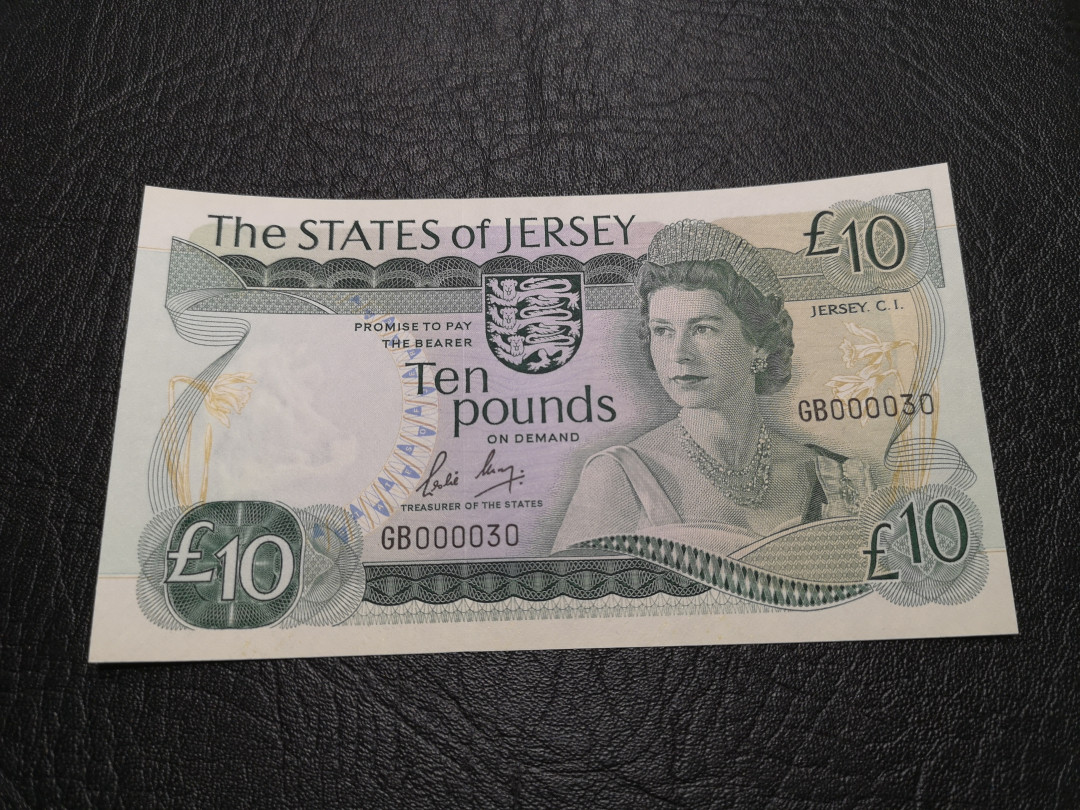《外钞收藏家》第一百一十九期拍卖（本期106件拍品） 泽西10镑 近全新 精致小钞 轻微潮癍 30号