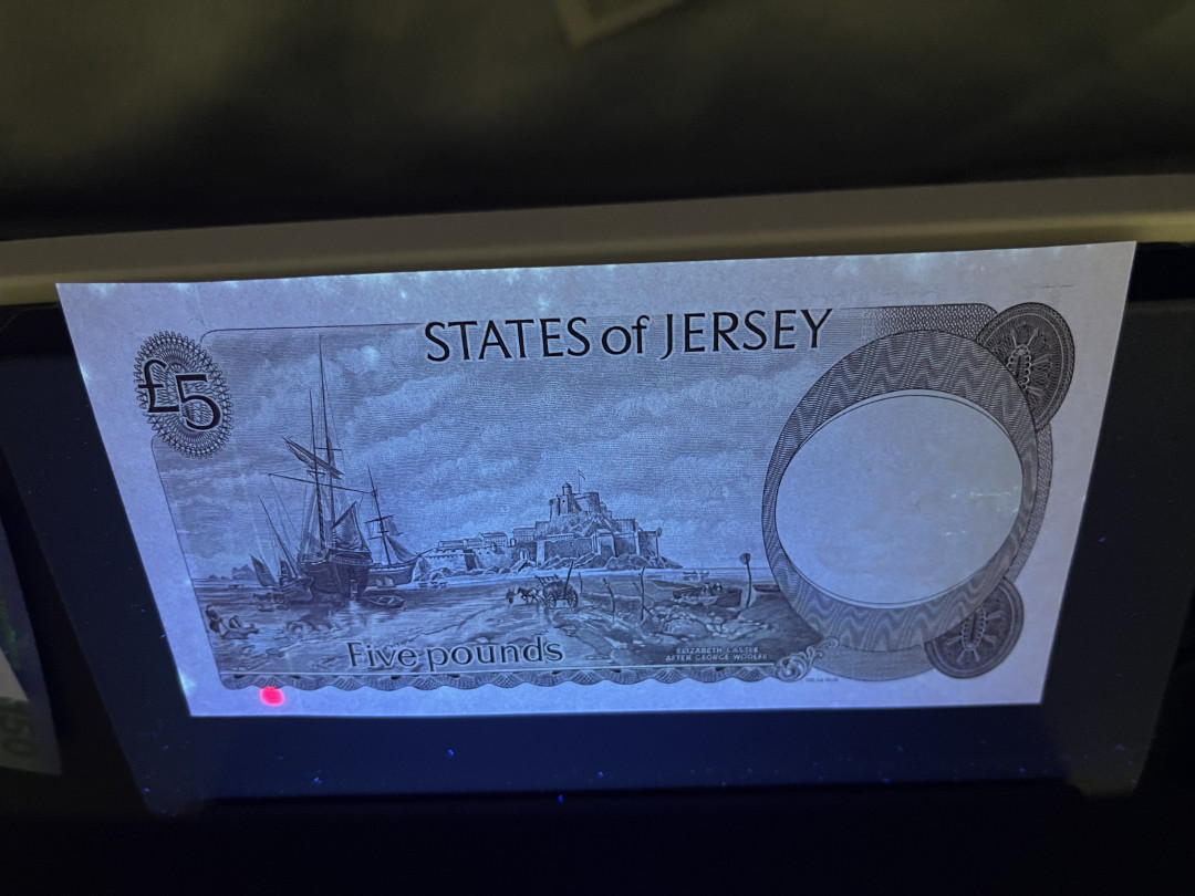 《外钞收藏家》第一百一十九期拍卖（本期106件拍品） 泽西5镑 近全新 精致小钞 边上有轻微潮癍 26号