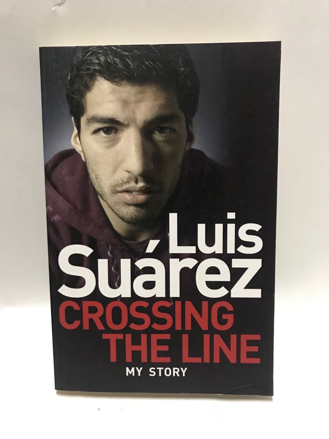 零元拍：龅牙苏 路易斯.苏亚雷斯亲笔签名自传《Crossing the line》