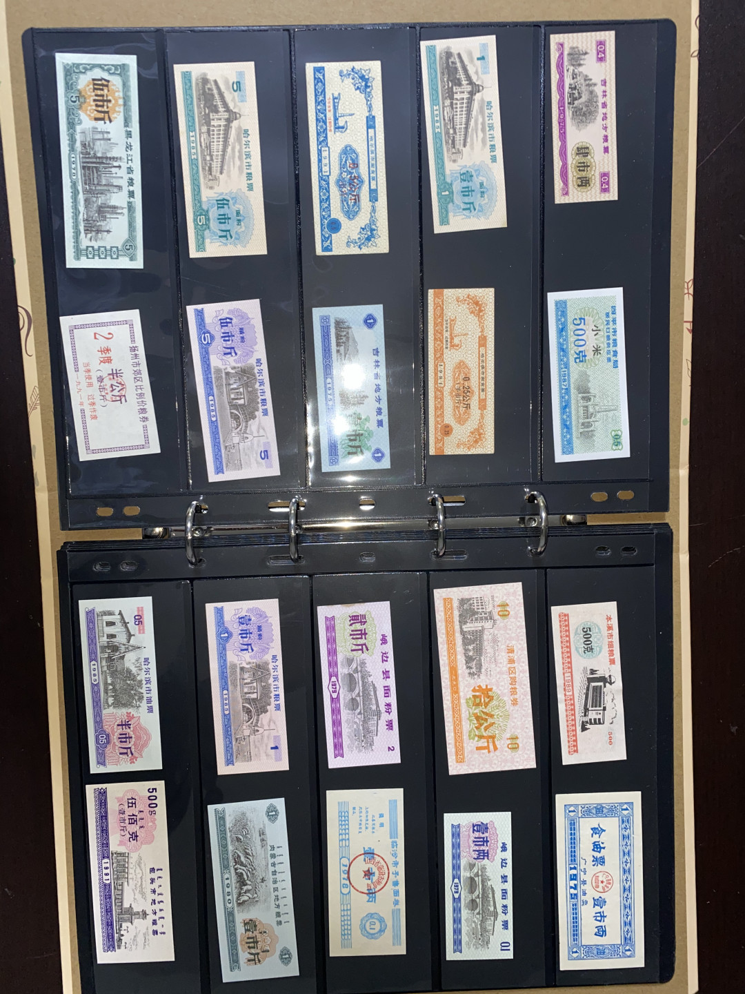 票证专拍～外钞，各地粮票油票，金融票等 拥有自己的票证册～全新全国各地粮票油票生活票证200种带册子