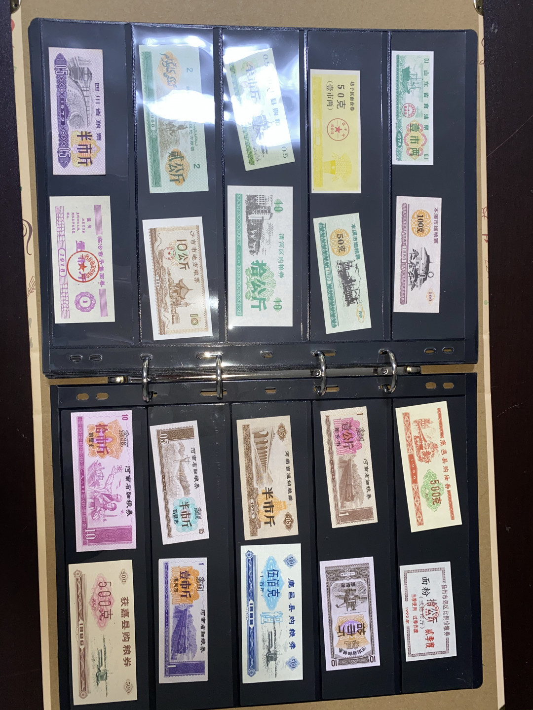 票证专拍～外钞，各地粮票油票，金融票等 拥有自己的票证册～全新全国各地粮票油票生活票证200种带册子