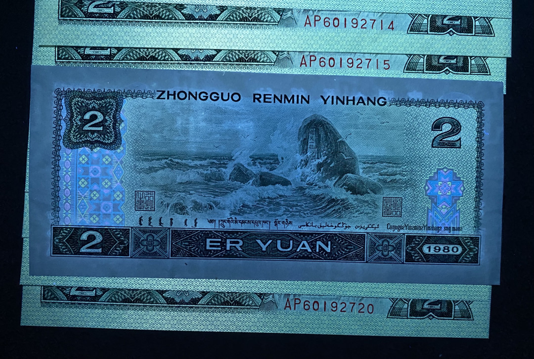 大黄蜂拍卖第7期 802绿钻AP60192711标十，灯下无白点