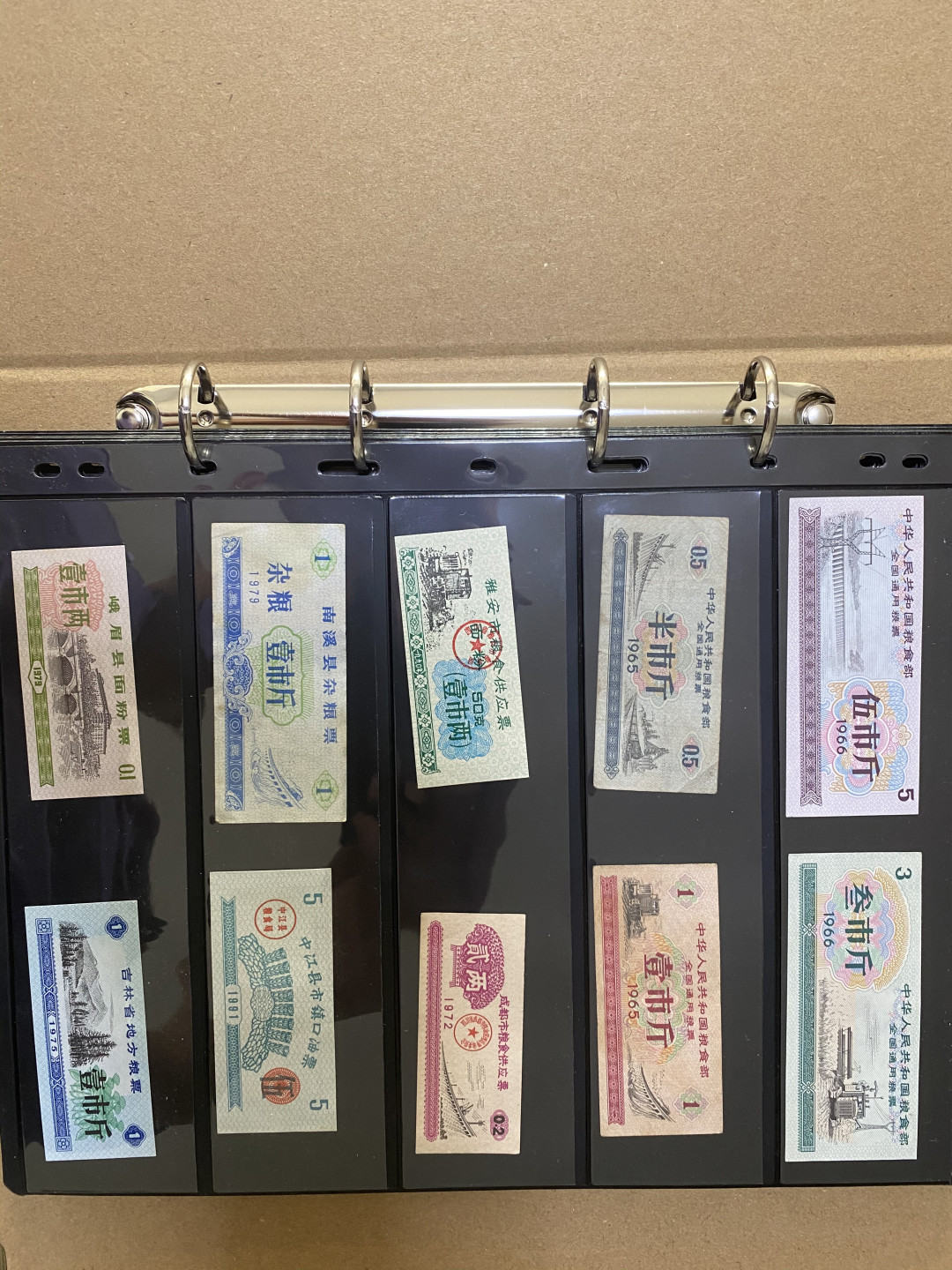 票证专拍～外钞，各地粮票油票，金融票等 拥有自己的票证册～全新全国各地粮票油票生活票证200种带册子