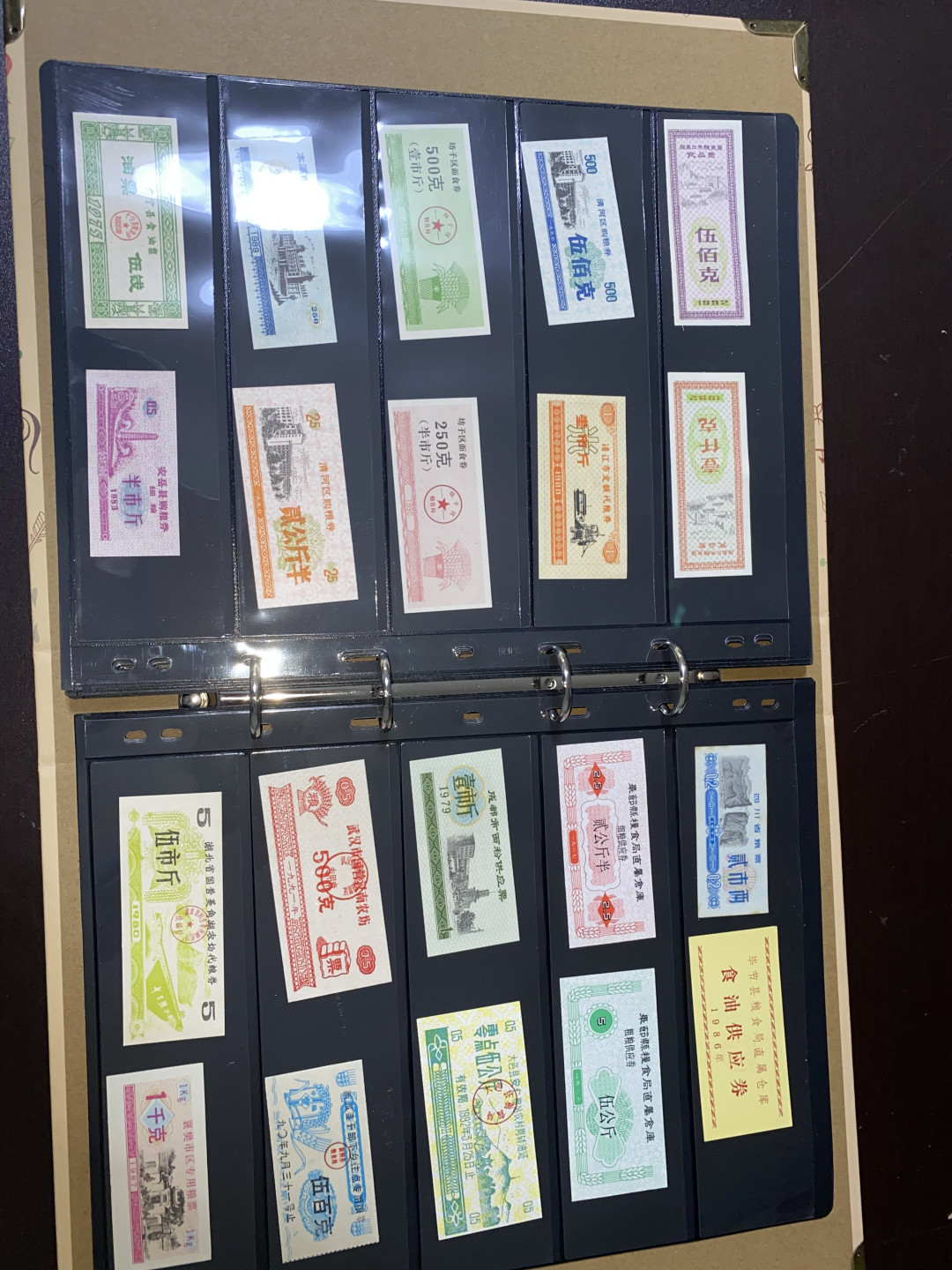 票证专拍～外钞，各地粮票油票，金融票等 拥有自己的票证册～全新全国各地粮票油票生活票证200种带册子
