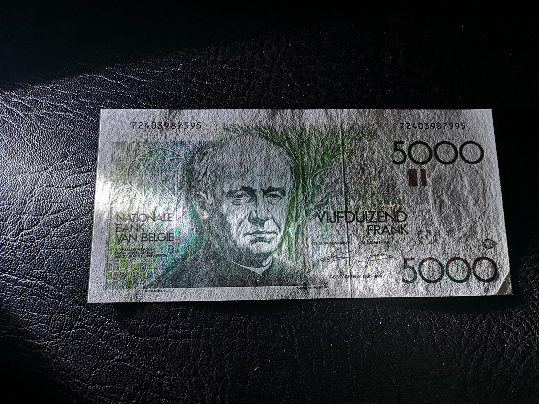 《外钞收藏家》第一百二十期拍卖 比利时倒二版5000法郎 一个角折了 其他没发现问题 参考图片