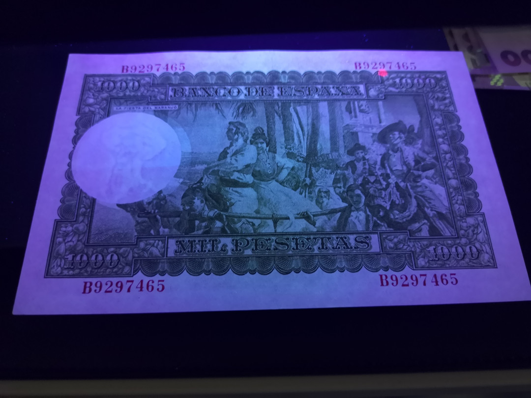 《外钞收藏家》第一百二十期拍卖 1951年西班牙1000 AU品相 有暗折 有两个针孔 整体不错
