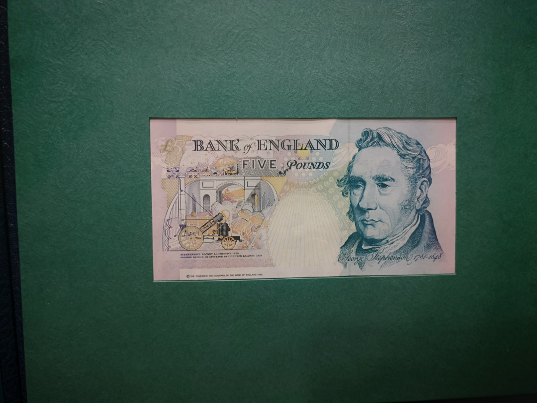 《外钞收藏家》第一百二十期拍卖 英国精装纪念册 有首发冠E5镑和同号D序列5镑两张 