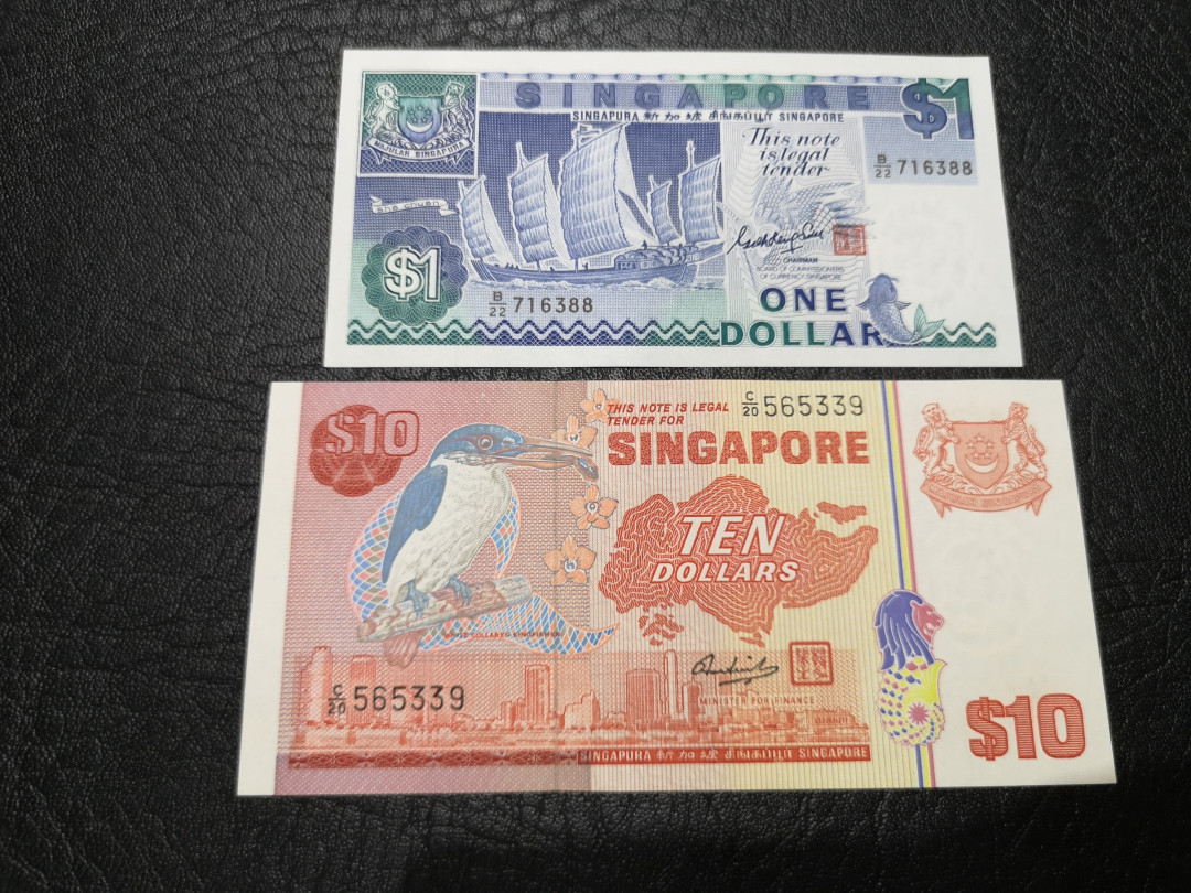 《外钞收藏家》第一百二十期拍卖 新加坡船版1和鸟版10 两张 全新UNC