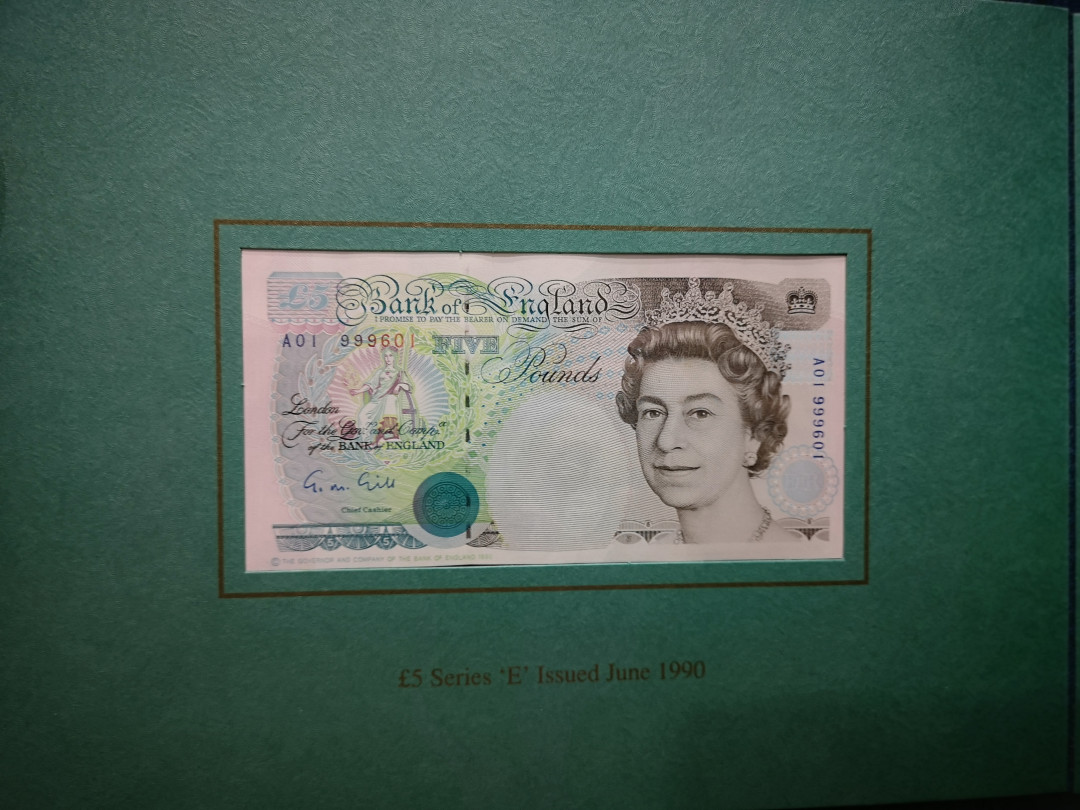 《外钞收藏家》第一百二十期拍卖 英国精装纪念册 有首发冠E5镑和同号D序列5镑两张 