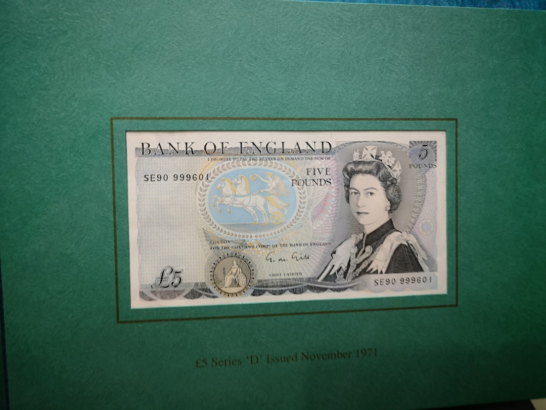 《外钞收藏家》第一百二十期拍卖 英国精装纪念册 有首发冠E5镑和同号D序列5镑两张 