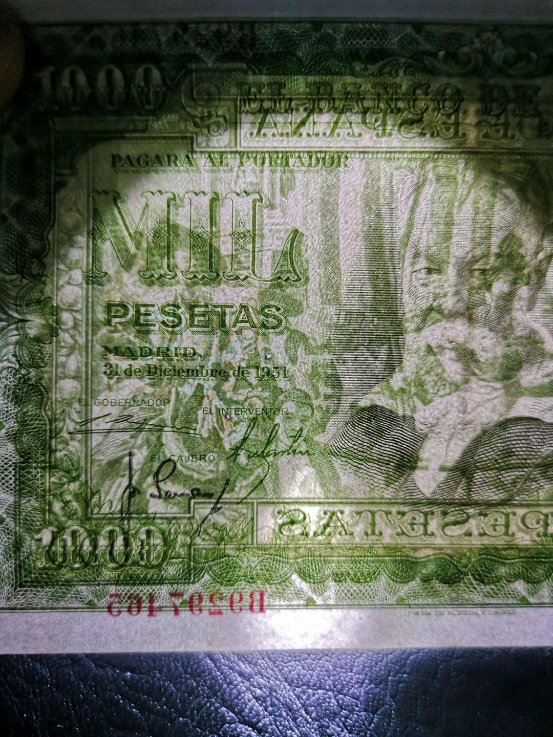 《外钞收藏家》第一百二十期拍卖 1951年西班牙1000 AU品相 有暗折 有两个针孔 整体不错