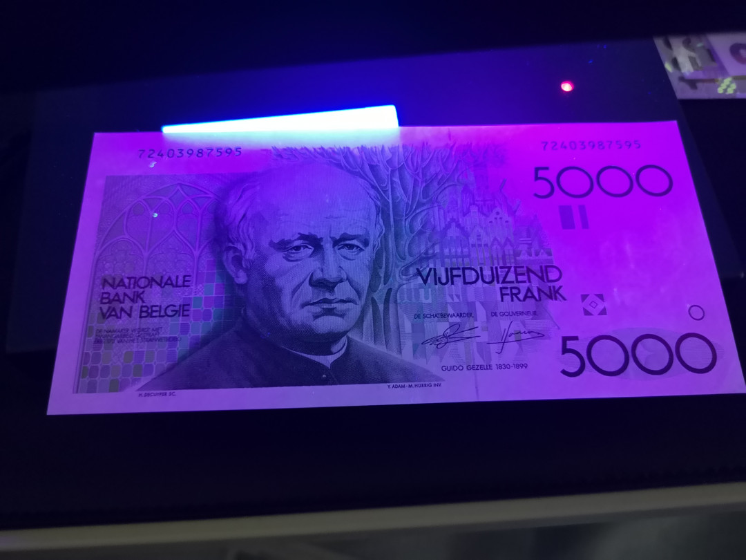 《外钞收藏家》第一百二十期拍卖 比利时倒二版5000法郎 一个角折了 其他没发现问题 参考图片