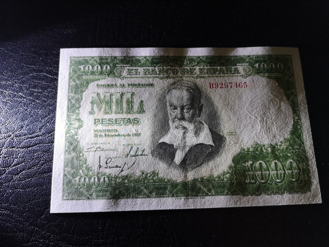 《外钞收藏家》第一百二十期拍卖 1951年西班牙1000 AU品相 有暗折 有两个针孔 整体不错
