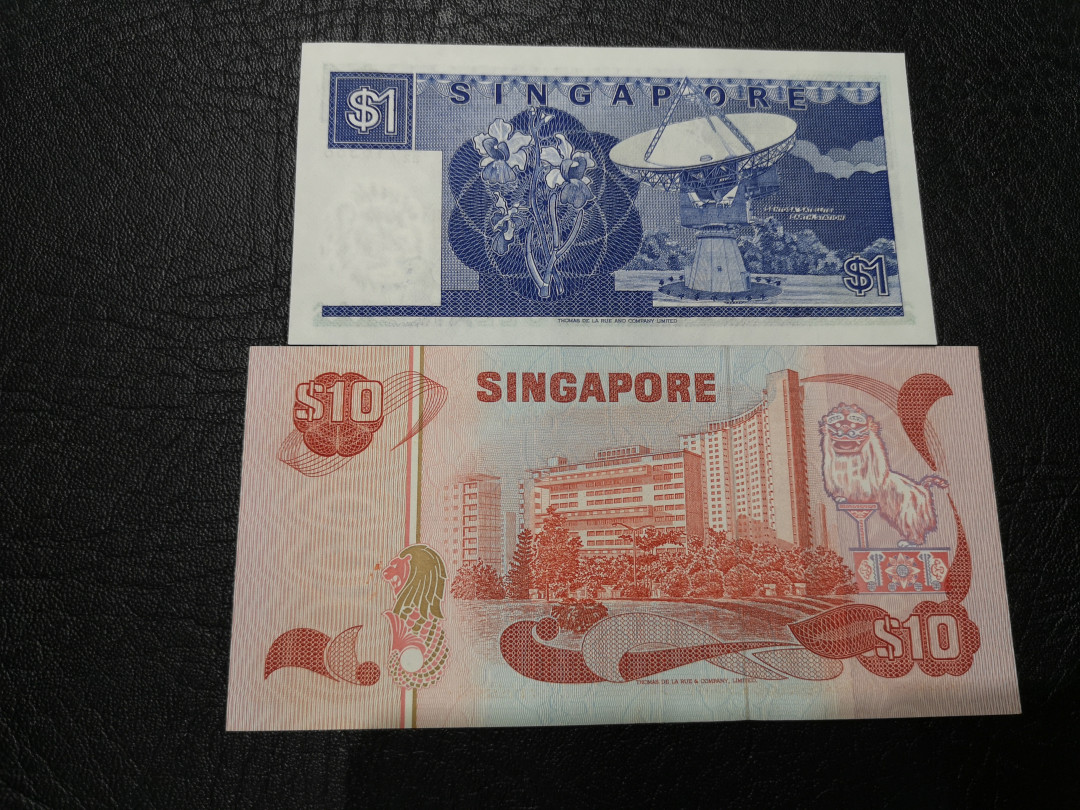 《外钞收藏家》第一百二十期拍卖 新加坡船版1和鸟版10 两张 全新UNC