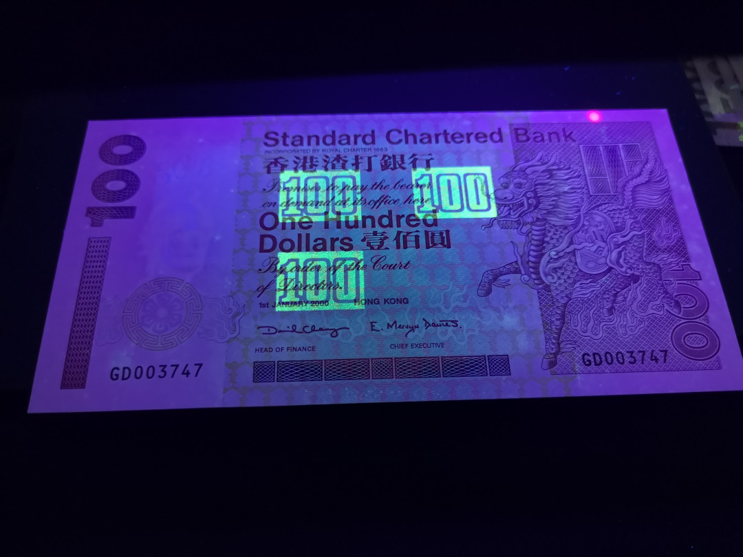 《外钞收藏家》第一百二十期拍卖 2000年香港渣打银行100港币 荧光有星星点点反应 整体全新